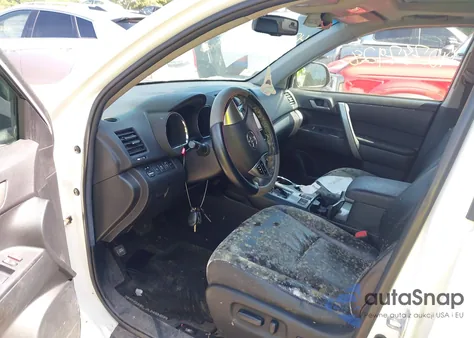 2013 Toyota Highlander Se V6 z USA, uszkodzony, nr VIN 5TDBK3EH5DS243065